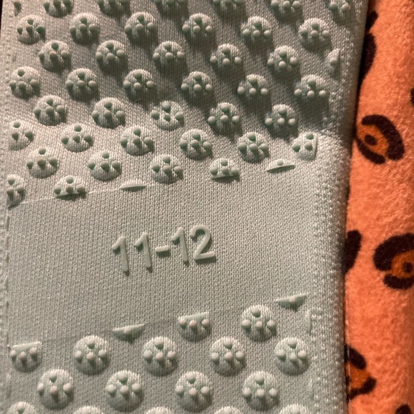 Disney Encanto plush slippers - Picture 12 of 12